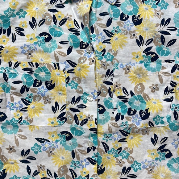 Charter Club woman’s floral button up top. Two front pockets.  Sleeves roll up. - Picture 5 of 13